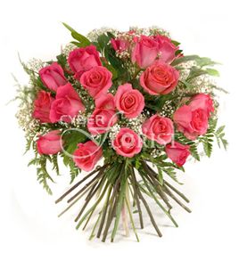 букет из розовых роз и гипсофилы
